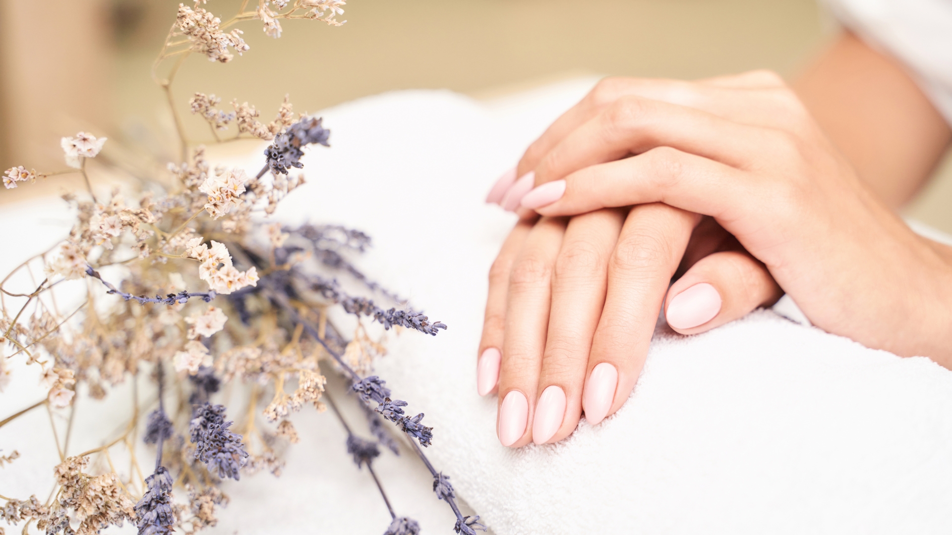 The secrets of almond-shaped nails: Tips and tricks for a perfect manicure - Instant Beaute Bien Être
